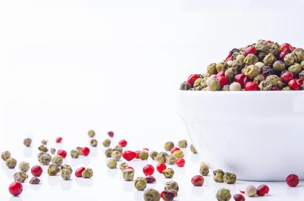 Mélanger les grains de poivre dans un bol — Photo