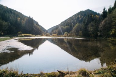 Suda yansıması olan dağ gölü, seyahat konsepti