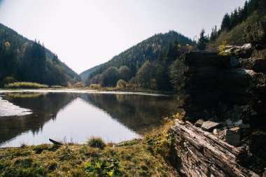 Suda yansıması olan dağ gölü, seyahat konsepti