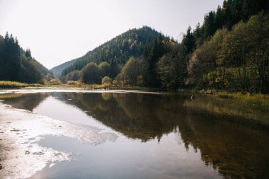 Suda yansıması olan dağ gölü, seyahat konsepti
