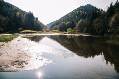 Suda yansıması olan dağ gölü, seyahat konsepti