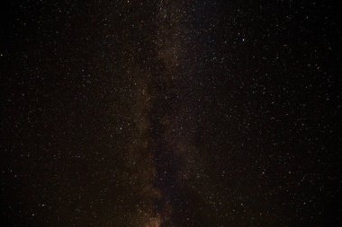 Dağların üzerinden Samanyolu manzarası