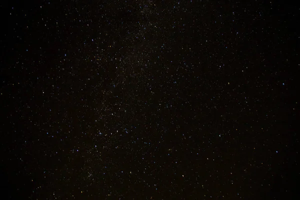 Dağların üzerinden Samanyolu manzarası