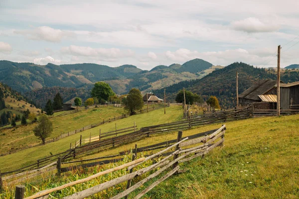 Schilderachtig Uitzicht Traditionele Huizen Karpaten Bergen Herfst Seizoen Oekraïne — Stockfoto