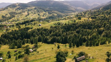 Yaz mevsiminde Karpat Dağları manzarası, Ukrayna