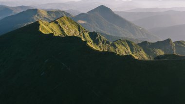 Karpat dağları ve bulutlarıyla manzara, Ukrayna