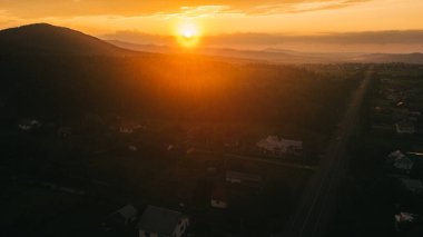 Dağ şehrinde günbatımının manzarası, seyahat konsepti