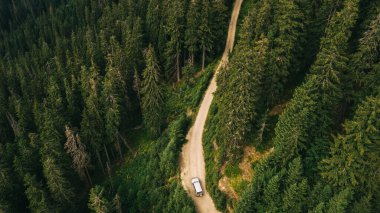 Dağlardaki yolun havadan görünüşü