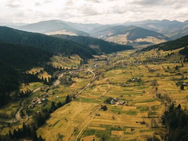 Ukrayna 'daki Karpat dağlarının hava manzarası