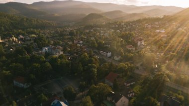Dağ şehrinde günbatımının manzarası, seyahat konsepti