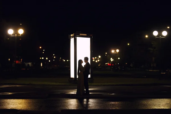 Paar in de nacht-stad — Stockfoto