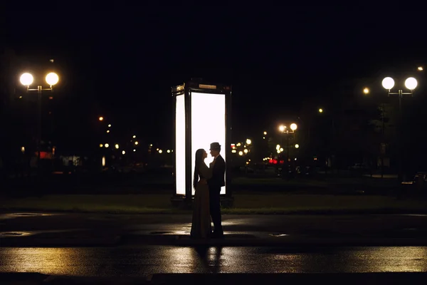 Casal na cidade da noite — Fotografia de Stock