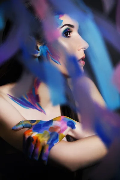Дівчина в барвистих фарбах — стокове фото