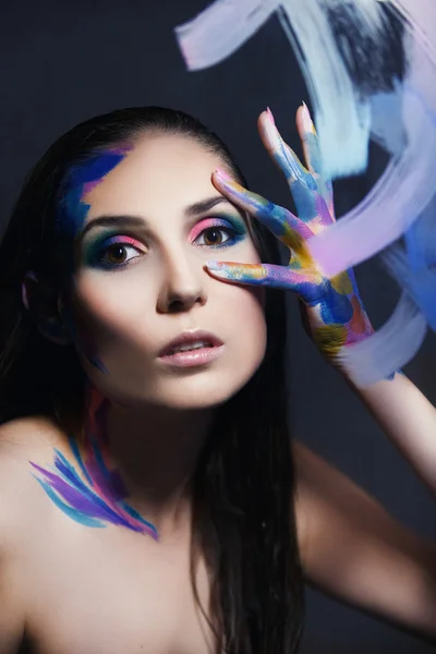 Chica en pinturas de colores — Foto de Stock