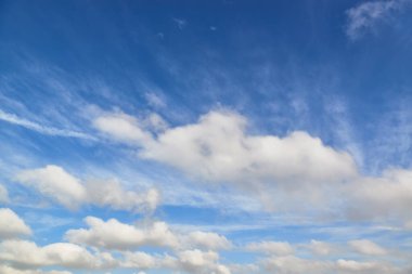 Mavi gökyüzündeki bulutlar