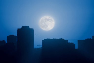 Gece boyunca dolunay.