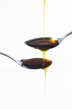 Altın ballı gümüş kaşık aşağı akıyor