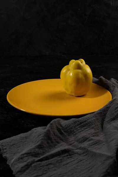 Sárga Birsalma Fekete Szürke Asztalon — Stock Fotó