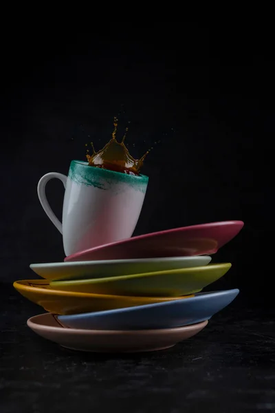 黒の背景にコーヒーを入れたマグカップの中の砂糖からスプラッシュとスプラッタ — ストック写真