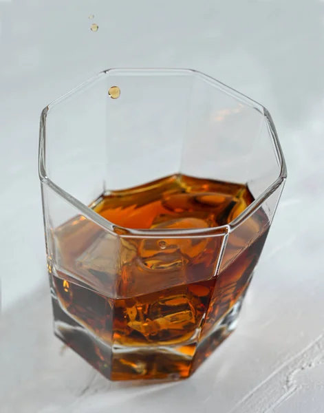 Whiskey Drinks Auf Holz Mit Eiswürfeln Und Spritzer — Stockfoto