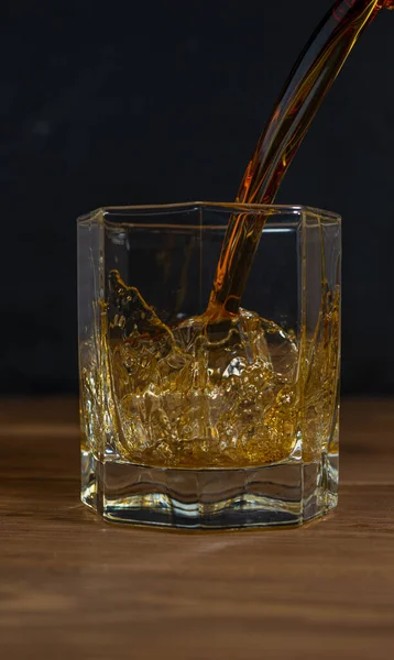 Whiskey Drankjes Hout Met Ijsblokjes Splash — Stockfoto