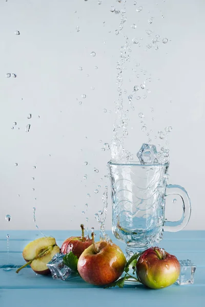ミント りんご 氷のキューブと水をスプラッシング — ストック写真