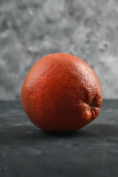 Грейпфруты Сером Столе Сером Фоне — стоковое фото