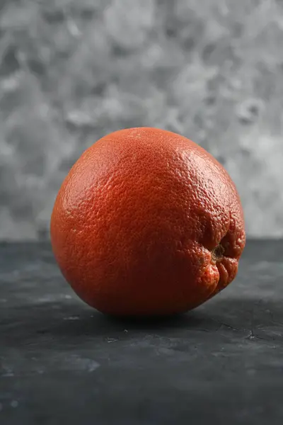 Toranjas Sobre Uma Mesa Cinza Fundo Cinza — Fotografia de Stock