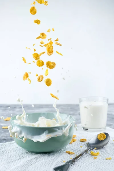 Saludable Desayuno Copos Maíz Salpicadura Leche Sobre Fondo Azul — Foto de Stock