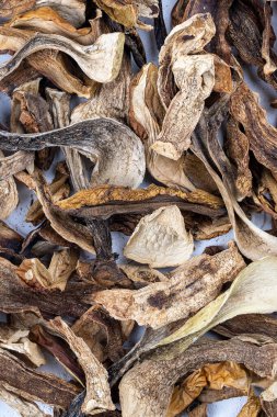 Beyaz masada kurutulmuş mantar.