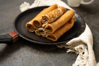 Tahta masadaki tavada ev yapımı lezzetli kırsal krep. Maslenitsa yemeği.