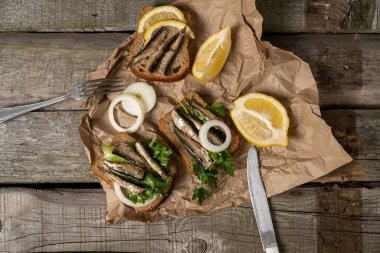 Tahta masanın üzerinde tütsülenmiş domuz yağlı sandviç. en üstteki görünüm.