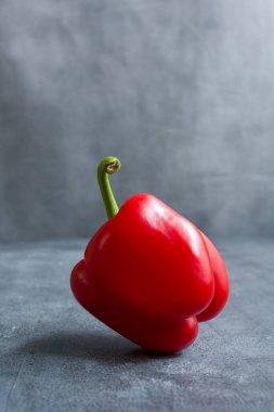 Gri taşta taze kırmızı biber