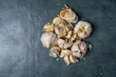 Gri arkaplanda yeni hasat menekşe sarımsağı