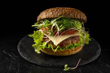 Salatalıklı, domatesli ve mikroyeşillikli kapalı sandviç. Ev yapımı hamburger.