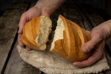 Eski bir ahşap tahta üzerinde taze desteklenmiş çiftlik ekmeği. Retro biçimi