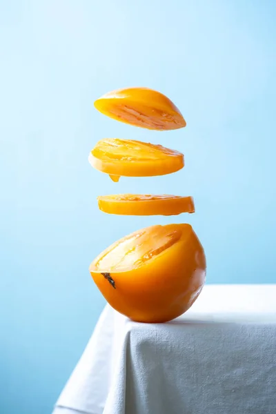 공기중에 노란색 토마토 조각들 — 스톡 사진