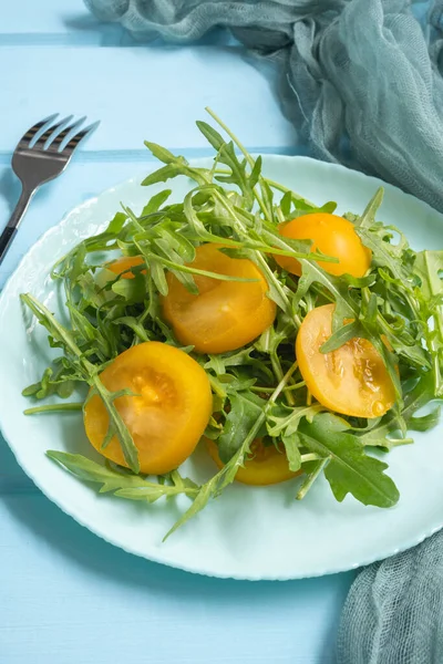 Mangkuk Salad Hijau Dengan Arugula Tomat Kuning Latar Belakang Kayu — Stok Foto