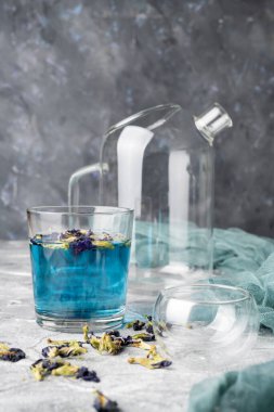 Organik mavi çay Anchan, Klitorya, Çaydanlıkta Kelebek Bezelyesi ve bir fincan.