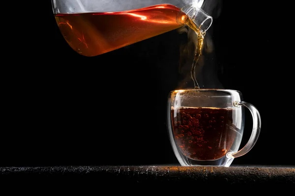 Chá Quente Derrama Uma Caneca Transparente Fundo Preto — Fotografia de Stock