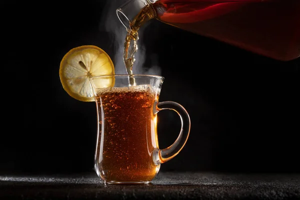Hot Tea Pours Transparent Mug Black Background — Stock Photo, Image