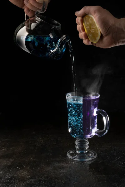 Chá azul orgânico Anchan, Clitoria, Ervilha borboleta no fundo preto — Fotografia de Stock