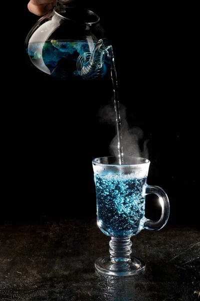 Chá azul orgânico Anchan, Clitoria, Ervilha borboleta no fundo preto — Fotografia de Stock