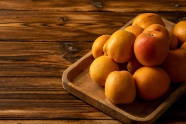 Koyu ahşap arka planda lezzetli kayısılar..