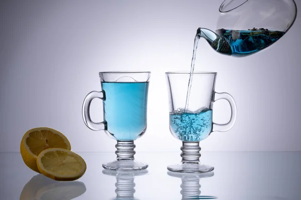 テーブルの上にオーガニックブルーのあんちゃんのグラスカップ。ハーブティー — ストック写真