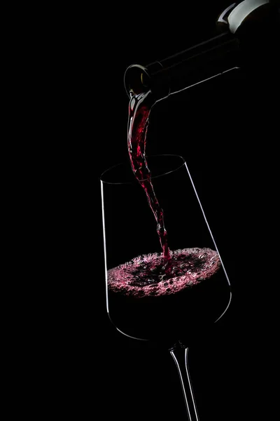 Rotwein im Glas aus der Flasche lizenzfreie Stockbilder