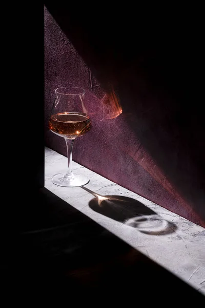 Eflatun arkaplanlı pembe şarap. Gölgeli dramatik sanat. — Stok fotoğraf