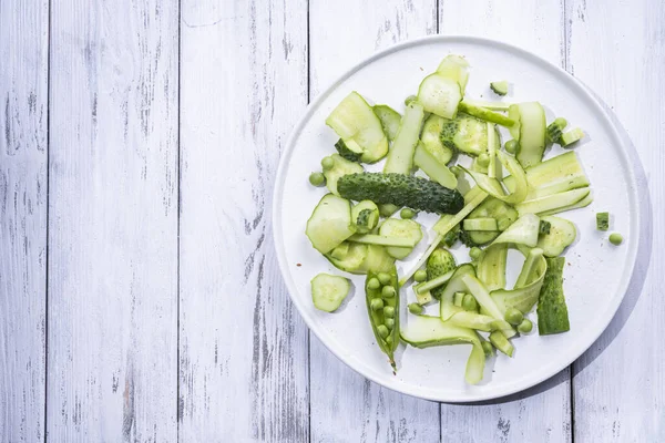 Sommergrønn ertesalat av agurker og erter på hvit – stockfoto