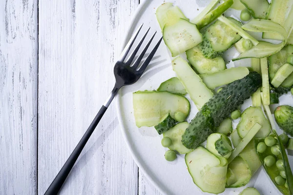 Letni zielony groszek sałatka z ogórków i grochu na białym — Zdjęcie stockowe