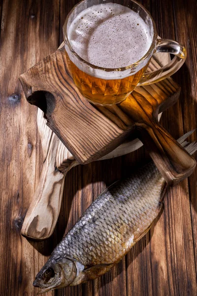 Cerveja Com Peixe Seco Lanches Mesa Madeira — Fotografia de Stock